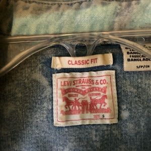 Women's Levi's denim shirt